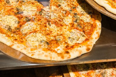 Erimiş peynir ve şifalı taze pişmiş pizzanın yakın çekimi. İtalyan sokak yemekleri, günlük fast food ve geleneksel aromalı konforlu yemekler.