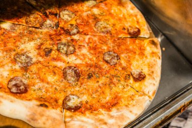 Altın hamurlu taze biberli pizza ve camın arkasında erimiş peynir. Fast food, sokak yemeği ve baharatlı yemek.