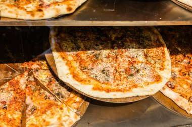 Fırından yeni çıkmış, altın kabuklu ve eritilmiş peynirli pizza. İtalyan fast food, günlük yemek ve konfor, günlük zevk için yemek.