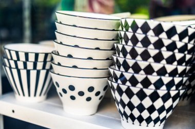 Geometrik desenli siyah beyaz seramik kaseler. Tek renkli mutfak estetiği, modern ev yazılımı ve grafik görsel tasarım.