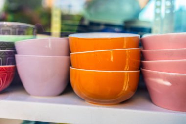 Renkli seramik kaseler sergileniyor. Mutfak eşyaları çeşitliliği, zanaatkarlık ve canlı seramik sofra takımı dekoratif tasarım.