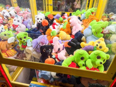 Pençe makinesinin içine doldurulmuş oyuncaklar. Atari salonunda çocukluk, eğlence, oyun ve eğlence.