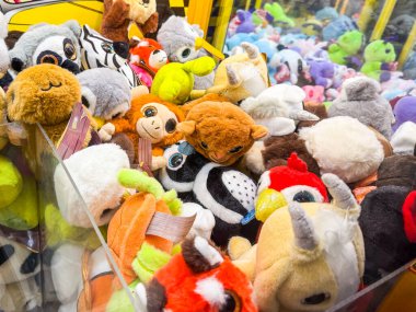 Pelüş oyuncaklı pençe makinesi. Atari salonunda eğlence, oyun, çocukluk ve eğlence.