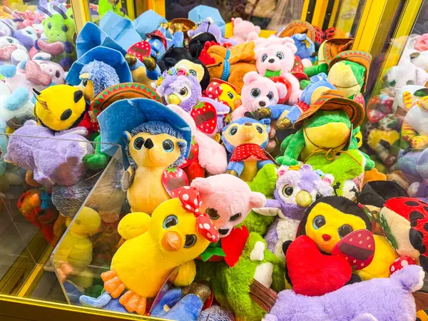 Pençe makinesinin içine doldurulmuş oyuncaklar. Atari salonunda çocukluk, eğlence, oyun ve eğlence.