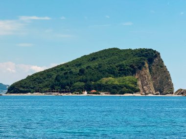 Karadağ 'da mavi denizle çevrili ormanlarla kaplı bir ada. Manzara, sahil çevresi ve deniz manzaralı doğal doğa.