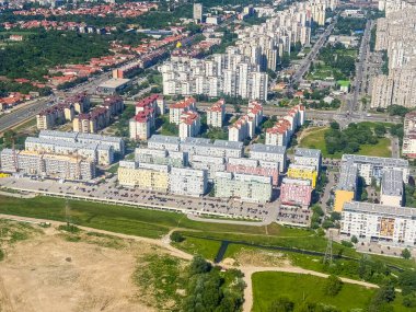 Kentsel yoğunluğa sahip Belgrad yerleşim bölgelerinin havadan görünüşü. Doğu Avrupa 'da konut, altyapı ve şehir planlaması.