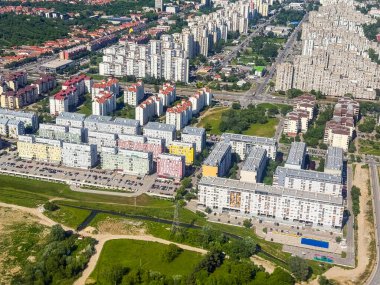 Belgrad 'ın yerleşim birimleri ve mahalleleri yukarıdan. Avrupa kentinde kentsel mimari, konut ve sosyal altyapı.