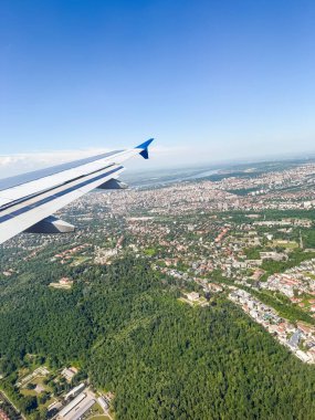 Uçaktan Belgrad 'ın havadan görünüşü. Modern metropol alanının kentsel gelişimi, mimarisi ve altyapısı