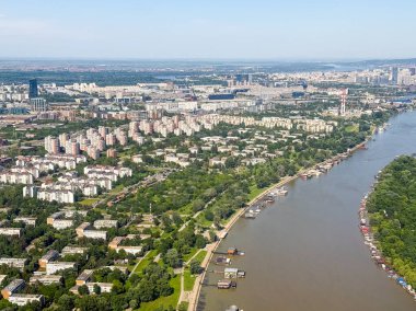 Belgrad şehir manzarasının hava manzarası. Avrupa sermayesinin mimarisi, altyapısı ve konut geliştirmesi