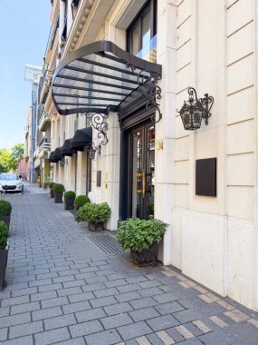 Binanın tepe örtüsü ve sokak detaylarıyla yan görüntüsü. Mimarlık, gayrimenkul ve şehir yaşam tarzı kavramı