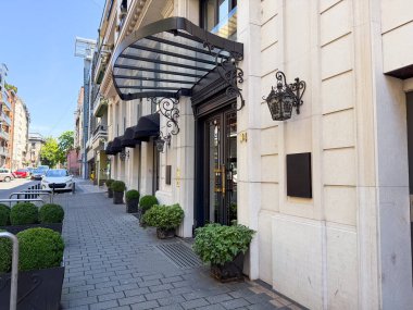 Binanın tepe örtüsü ve sokak detaylarıyla yan görüntüsü. Mimarlık, gayrimenkul ve şehir yaşam tarzı kavramı