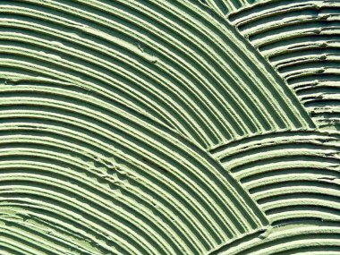 Katmanlı dairesel desenleri yeşil renklerde olan desenli duvar yüzeyi. Soyut tasarım, geometrik ritim ve yaratıcı şehir ayrıntıları. Boşluğu kopyala.