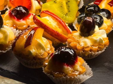 Meyveli turta ve krema yakın plan. Tatlı renkli pastalar, gurme pastaneler ve şenlikli hoşgörü.