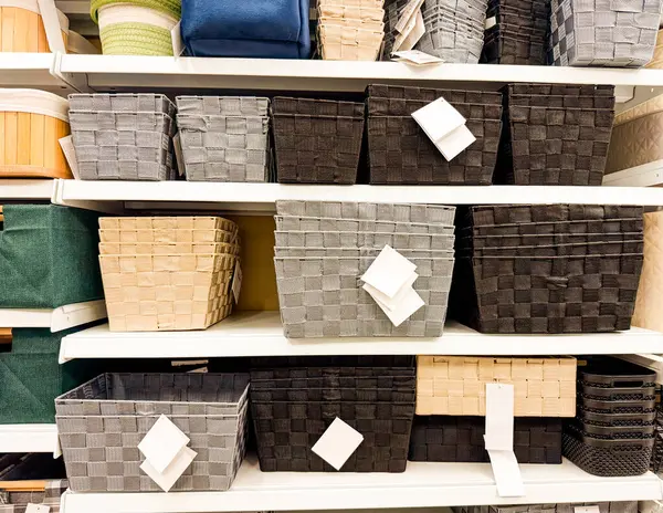 Bir mağazadaki raflarda depolama sepetleri. Organizasyon, ev aksesuarları ve iç depolama