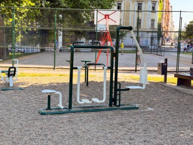 Şehir parkındaki şehir binalarıyla çevrili spor salonunun yakın görüntüsü. Kamu eğlencesi, fiziksel sağlık ve yaşam tarzı aktiviteleri.