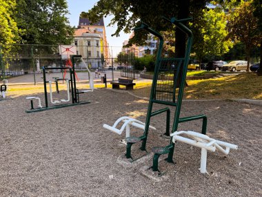 Şehir parkındaki şehir binalarıyla çevrili spor salonunun yakın görüntüsü. Kamu eğlencesi, fiziksel sağlık ve yaşam tarzı aktiviteleri.