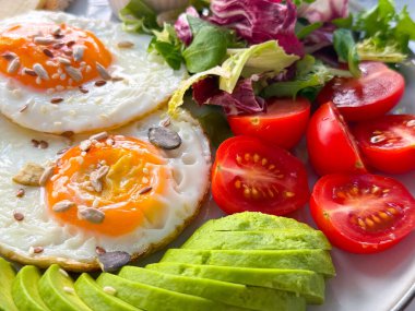 Tohumlu sahanda yumurta, tost, peynir, salata ve avokado. Protein, sağlık ve taze kahvaltı.