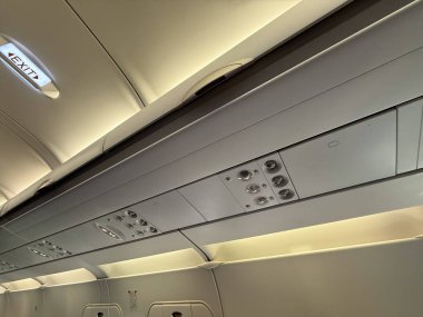 Işıklı ve havalandırmalı uçak tavanı paneli. Yolcu konforu, havacılık teknolojisi ve uçuş iç tasarımı