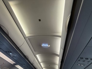 Çift dilli uçak çıkış işareti var. Yolcu uçağının içinde güvenlik, navigasyon ve acil durum talimatı