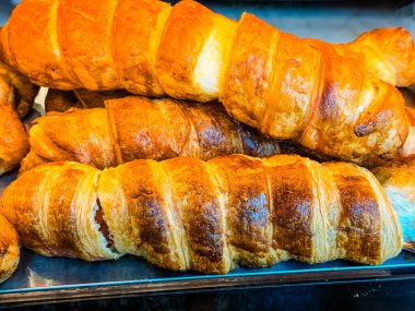 Taze kruvasan ve altın pul pul. Fransız pastanesi, kahvaltı ve pasta düşkünlüğü