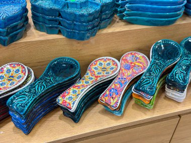 Renkli çiçek desenli el yapımı seramik kaşık tutacakları. Türk işçiliği, dekoratif mutfak gereçleri ve geleneksel pazarlardan sanatsal hediyeler