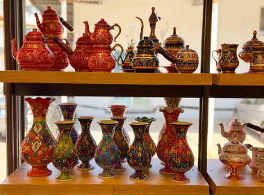 El yapımı seramik çaydanlıklar ve dekoratif vazolar. Kültürel sanatlar, halk mirası ve seramik tasarımlarda geleneksel zanaatkarlık..