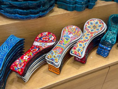 Renkli seramik kaşıklar ve dekoratif kaseler. Geleneksel el yapımı mutfak gereçleri, kültürel sanatlar ve günlük eşyalarda canlı işçilik.