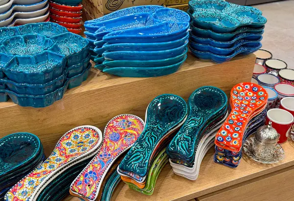 Renkli seramik kaşıklar ve dekoratif kaseler. Geleneksel el yapımı mutfak gereçleri, kültürel sanatlar ve günlük eşyalarda canlı işçilik.