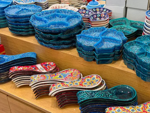 Renkli seramik kaşıklar ve dekoratif kaseler. Geleneksel el yapımı mutfak gereçleri, kültürel sanatlar ve günlük eşyalarda canlı işçilik.