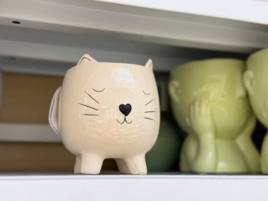 Kedi şeklinde seramik saksı. Dekoratif ekici, şirin tasarım ve yaratıcı ev bahçesi aksesuarı.