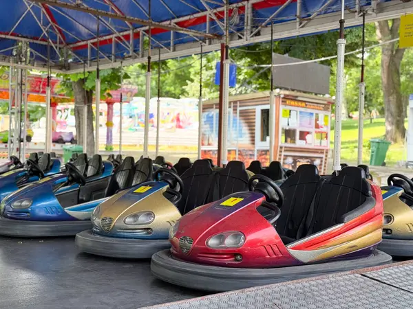 Çarpışan arabalar yaz boyunca eğlence parkında hareketsiz duruyorlar. Boş zaman, çocukluk ve eğlence eğlence eğlence eğlence, eğlence ve şehir turizmi yoluyla yansıtılır.