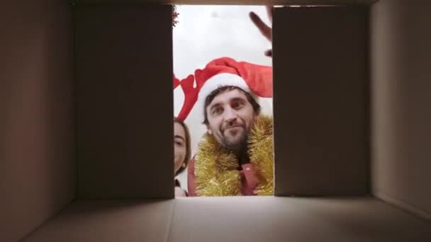 快乐的男人和女人打开装着圣诞礼物的礼品盒 从积极的情绪中快乐地做着手势 内视无拳 — 图库视频影像