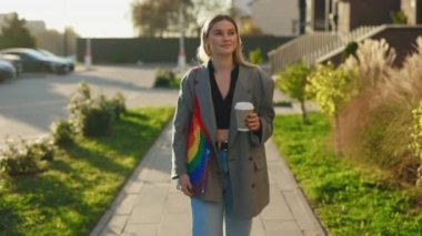 Çekici genç öğrencinin portresi gökkuşağı alışveriş çantası taşıyarak dışarı çıkıyor. Elinde kahve fincanı olan lezbiyen bir kadın. Insanlar Igbt kavramı