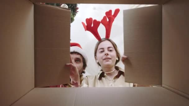 Schattig Vrouwelijk Kind Voelt Teleurstelling Tijdens Het Uitpakken Van Kerstcadeau — Stockvideo