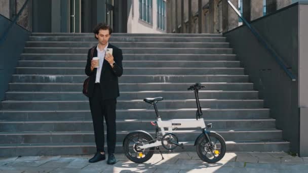 Businessman Piedi Vicino Alla Sua Bicicletta Elettrica Rispondendo Sulle Chat — Video Stock