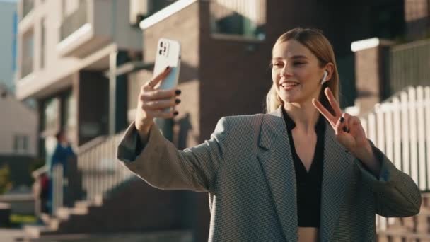 Une Jeune Femme Affaires Prend Selfie Debout Près Chez Elle — Video