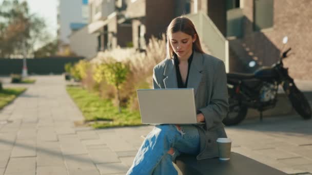 Ung Affärskvinna Som Jobbar Utanför Med Bärbar Dator Studerande Studerar — Stockvideo