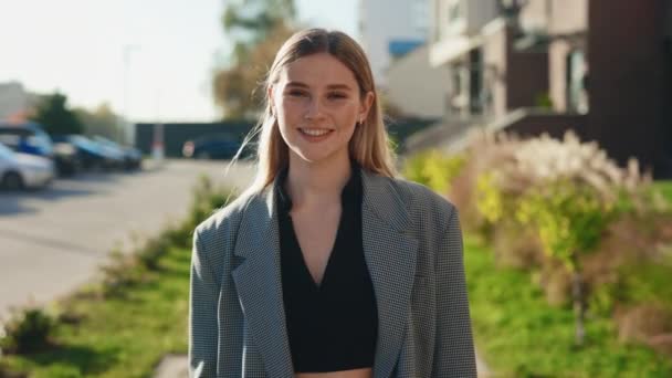 Portrait Jeune Femme Portant Des Vêtements Mode Debout Près Campus — Video