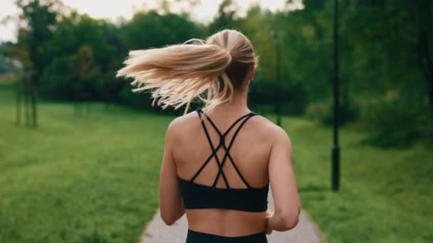 Achteraanzicht Van Vrouwelijke Loper Loopt Het Park Met Sportkleding Aan — Stockvideo