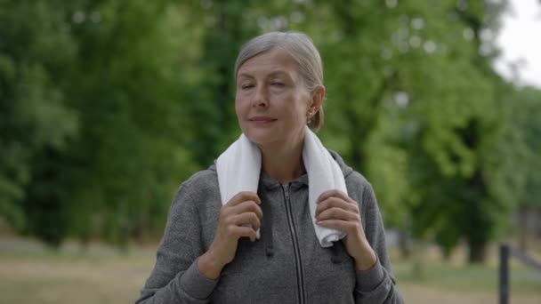 Portrait Femme Mûre Vêtements Sport Portant Une Serviette Dans Son — Video