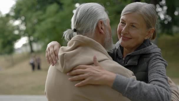 Gros Plan Beau Couple Âge Mûr Embrassant Debout Dans Parc — Video