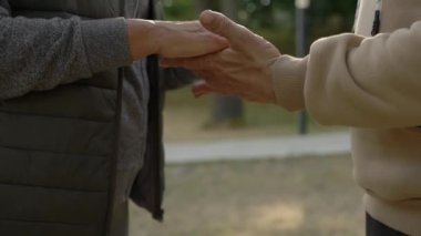 Dışarıda el ele tutuşan olgun bir çift var. Yaşlı bir aile birbirine sevgi gösteriyor, ellerini okşuyor. Genççe yaşlanıyor. İnsanlar ve ilişki kavramı