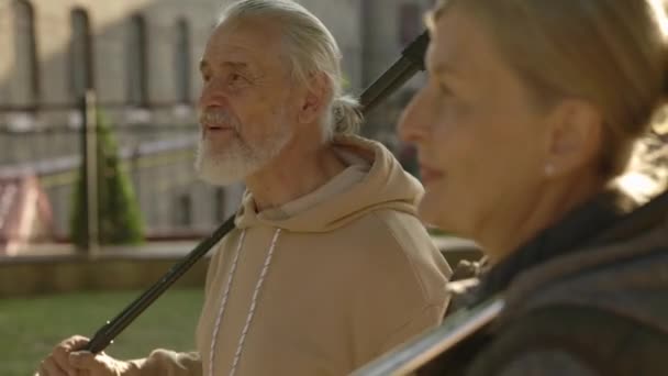 Ancianos Familia Escandinava Caminando Sosteniendo Los Bastones Trekking Pareja Madura — Vídeo de stock