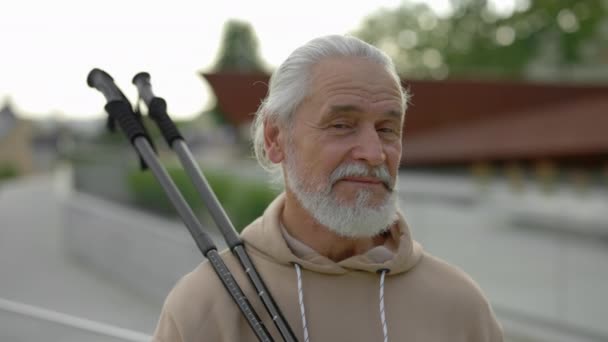 Portret Van Volwassen Man Scandinavische Wandelingen Met Wandelstokken Oudere Mannelijke — Stockvideo