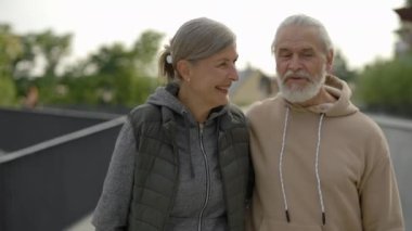 Olgun mutlu çift parkta birlikte yürüyor, konuşuyor, gülüyor. Yaşlı bir aile birbirine aşık. Mutlu emekliler. İnsanlar, aşk ve ilişki kavramı