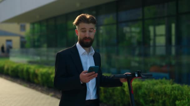 Ritratto Dell Uomo Affari Con Smartphone Mano Abito Formale Che — Video Stock