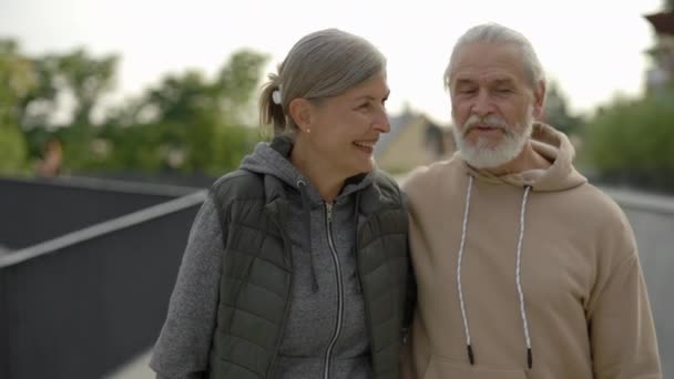 Maturo Coppia Felice Passeggiando Insieme Nel Parco Parlando Ridendo Anziani — Video Stock