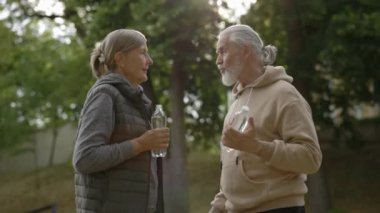 Olgun, sevimli bir aile içme suyu. Birbirleriyle konuşuyorlar. Spor yapmaya hazırlanıyorlar. Yaşlı çift susadı. Bir kaç emekli. İnsanlar ve iletişim konsepti