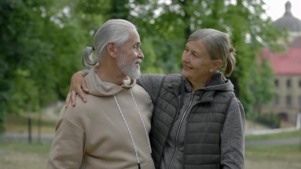 Portrait Lovely Mature Couple Standing Park Hugging Elderly Family Feeling — Vídeo de stock