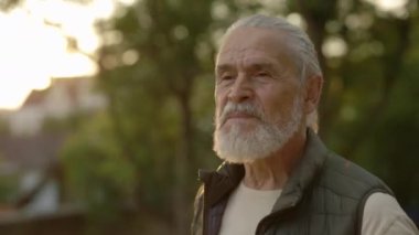 Adamın yakın görüntüsü caddede koşuyor. Yaşlı erkek koşuyor. Kaçak. Spor ve sağlıklı yaşam tarzı kavramı. Genççe yaşlanmak